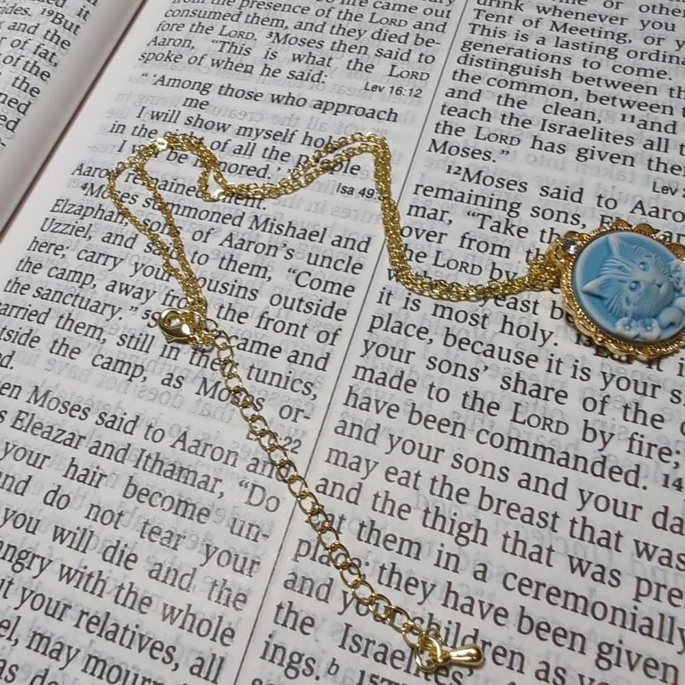 Cameo KITTY CAT NWOT  NECKLACE PENDANT Blue/White 18K Gold PLATE CHAIN NWOT - Picture 4 of 10